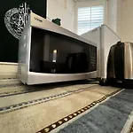 Best Place For 3-People In Luton-S, Micro-Oven, Fridge , Free-Parking