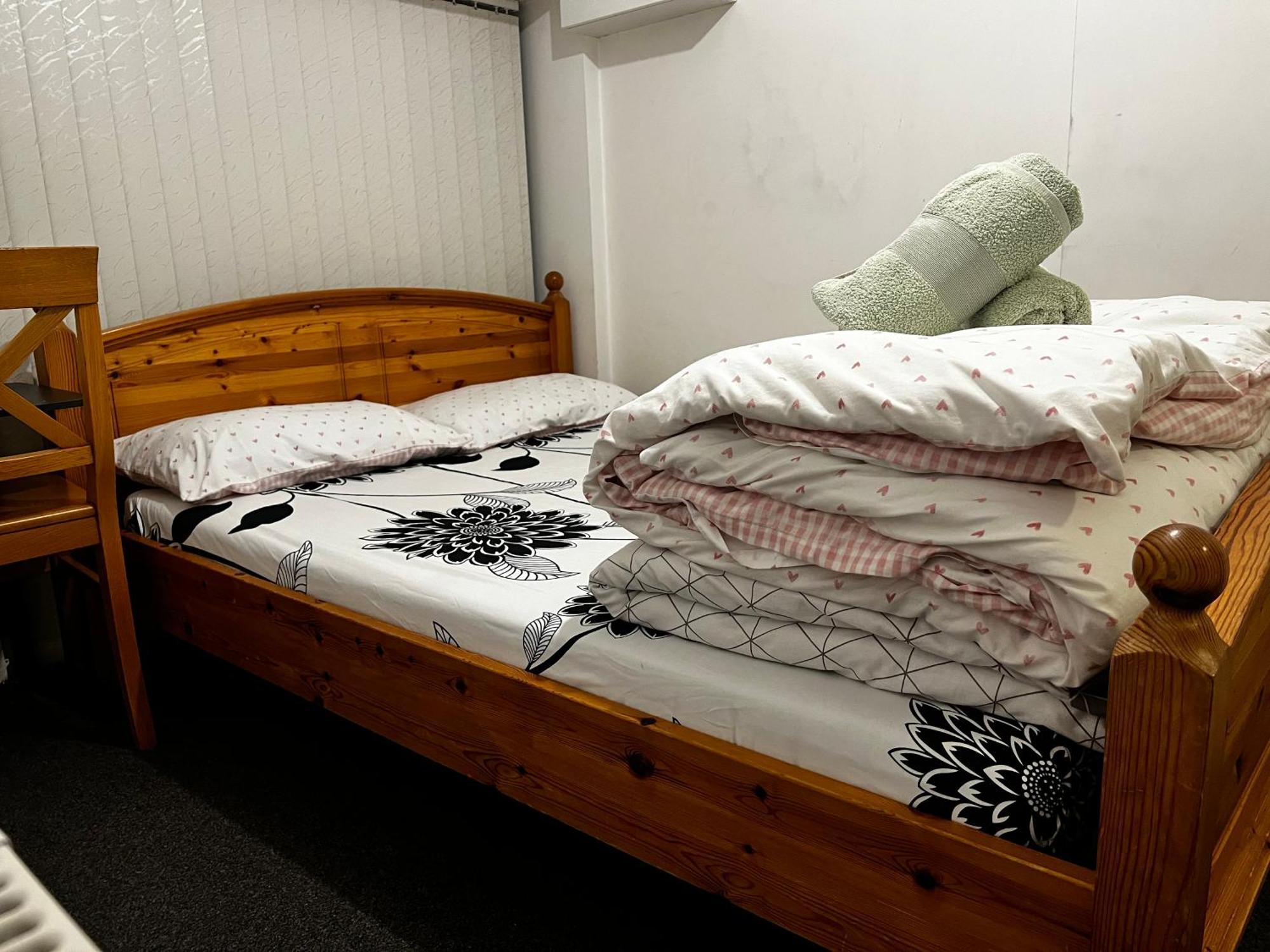 Place For 3-people In Luton-s, Micro-oven, Fridge , Free-parking Guest house *