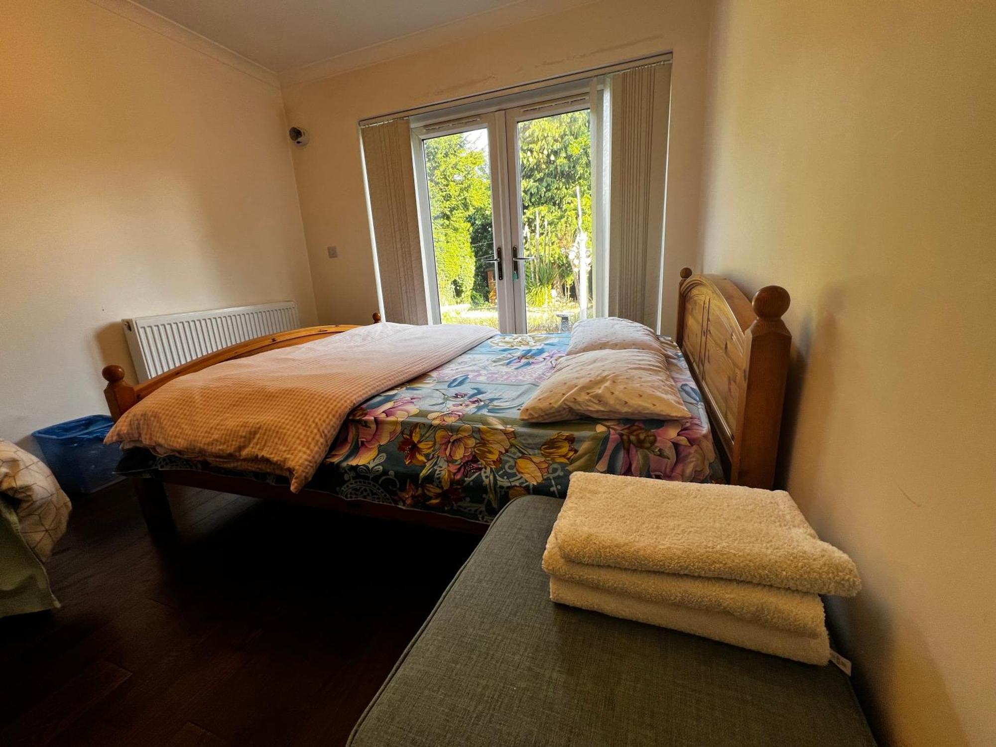 Place For 3-people In Luton-s, Micro-oven, Fridge , Free-parking *