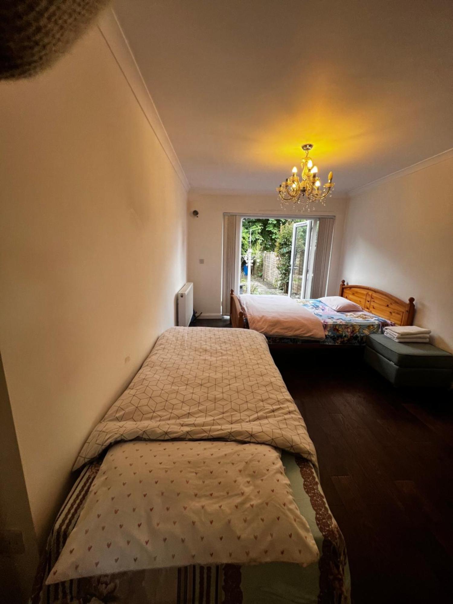 Place For 3-people In Luton-s, Micro-oven, Fridge , Free-parking Guest house *