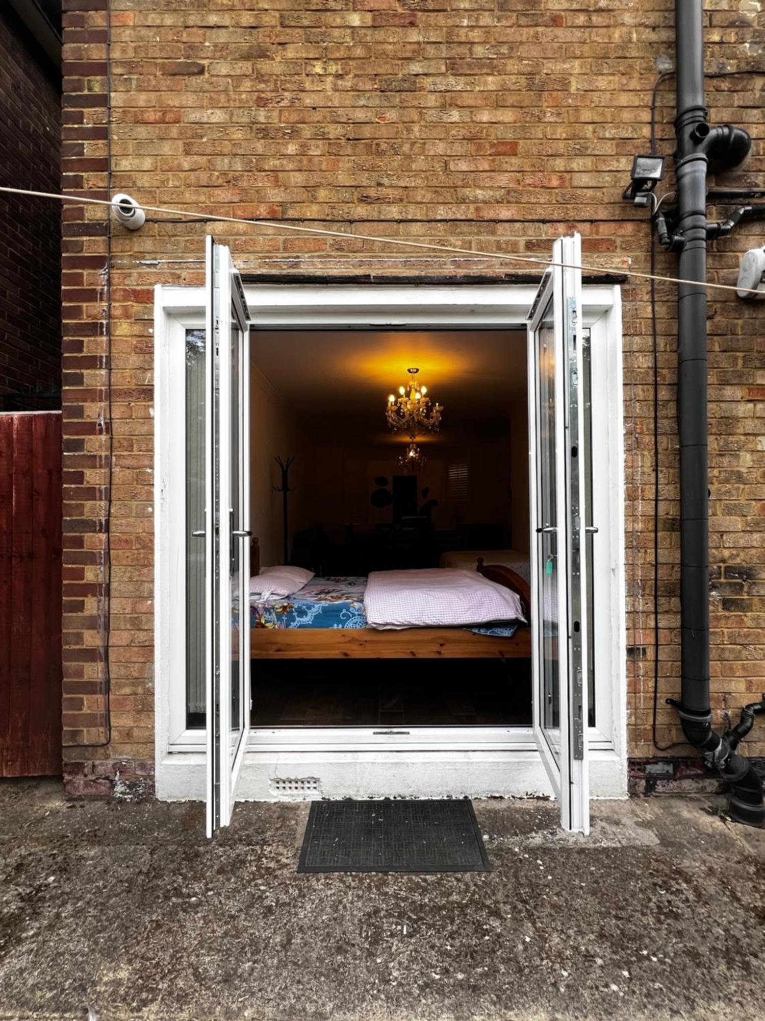 Place For 3-people In Luton-s, Micro-oven, Fridge , Free-parking Guest house *