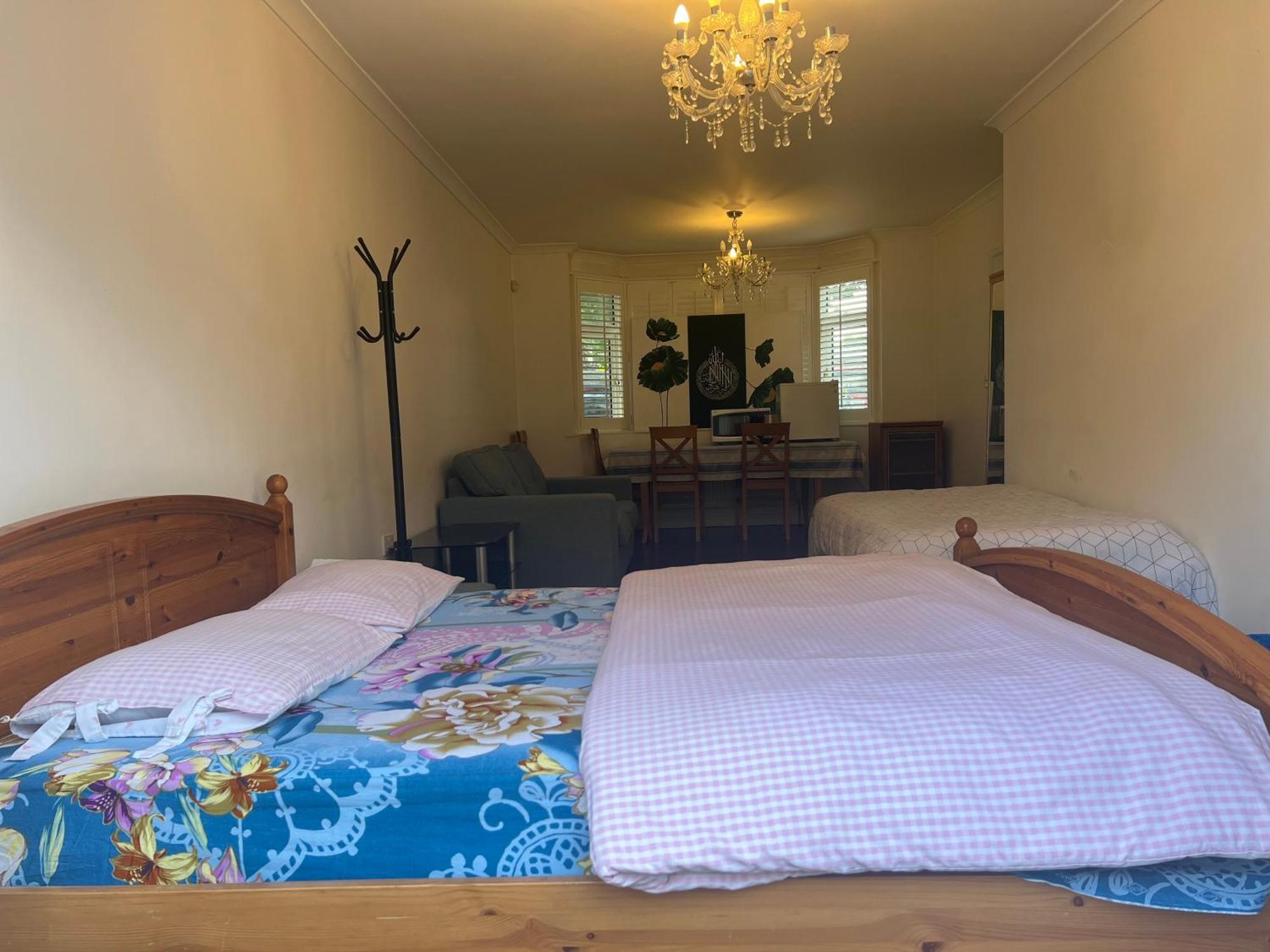 Place For 3-people In Luton-s, Micro-oven, Fridge , Free-parking
