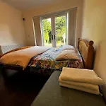 Best Place For 3-People In Luton-S, Micro-Oven, Fridge , Free-Parking