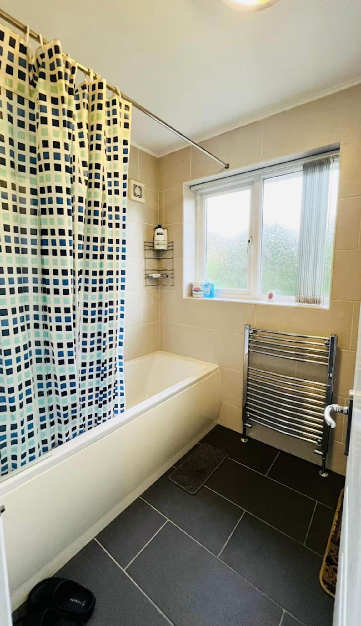 Place For 3-people In Luton-s, Micro-oven, Fridge , Free-parking *