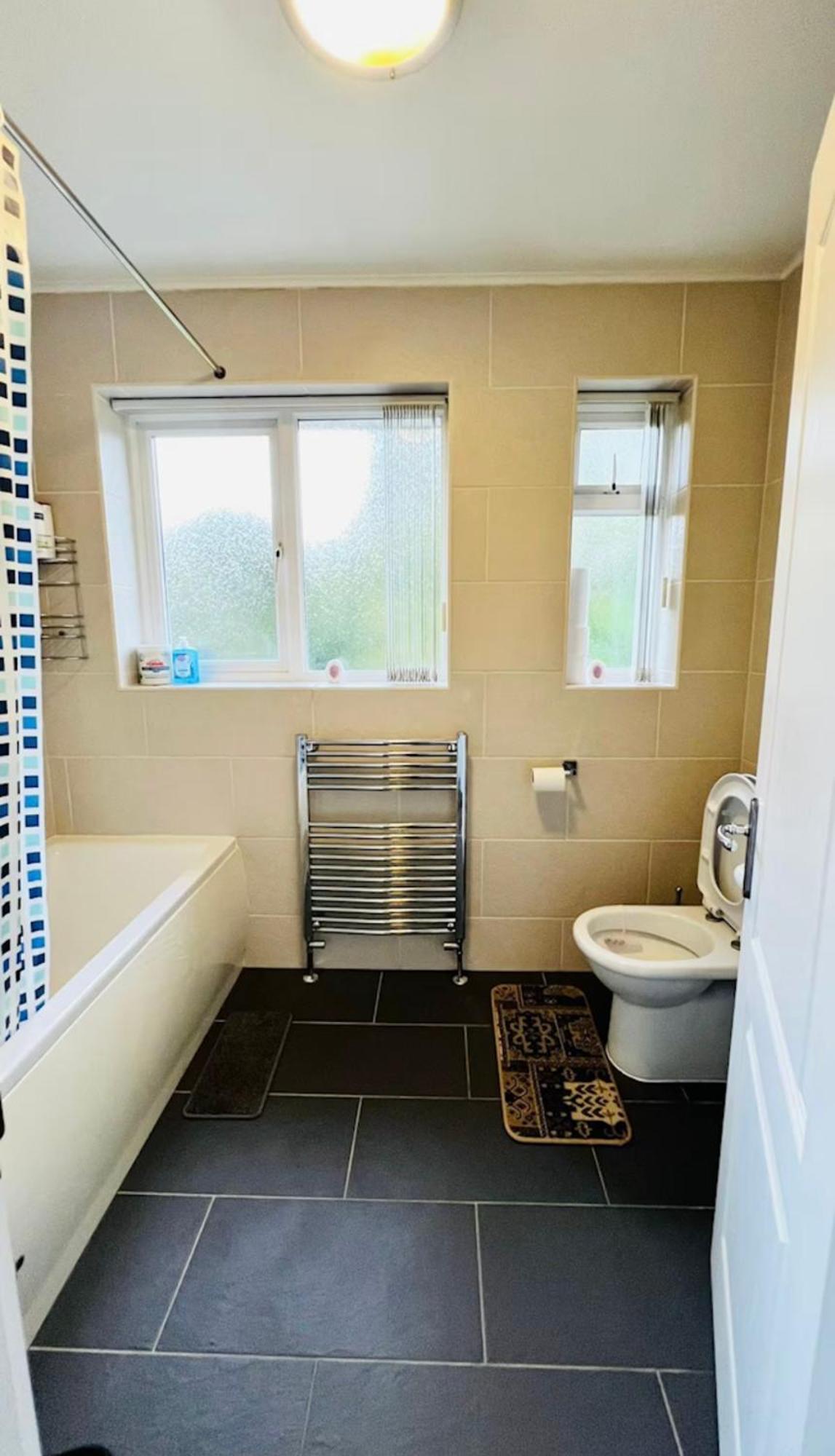 Place For 3-people In Luton-s, Micro-oven, Fridge , Free-parking Guest house