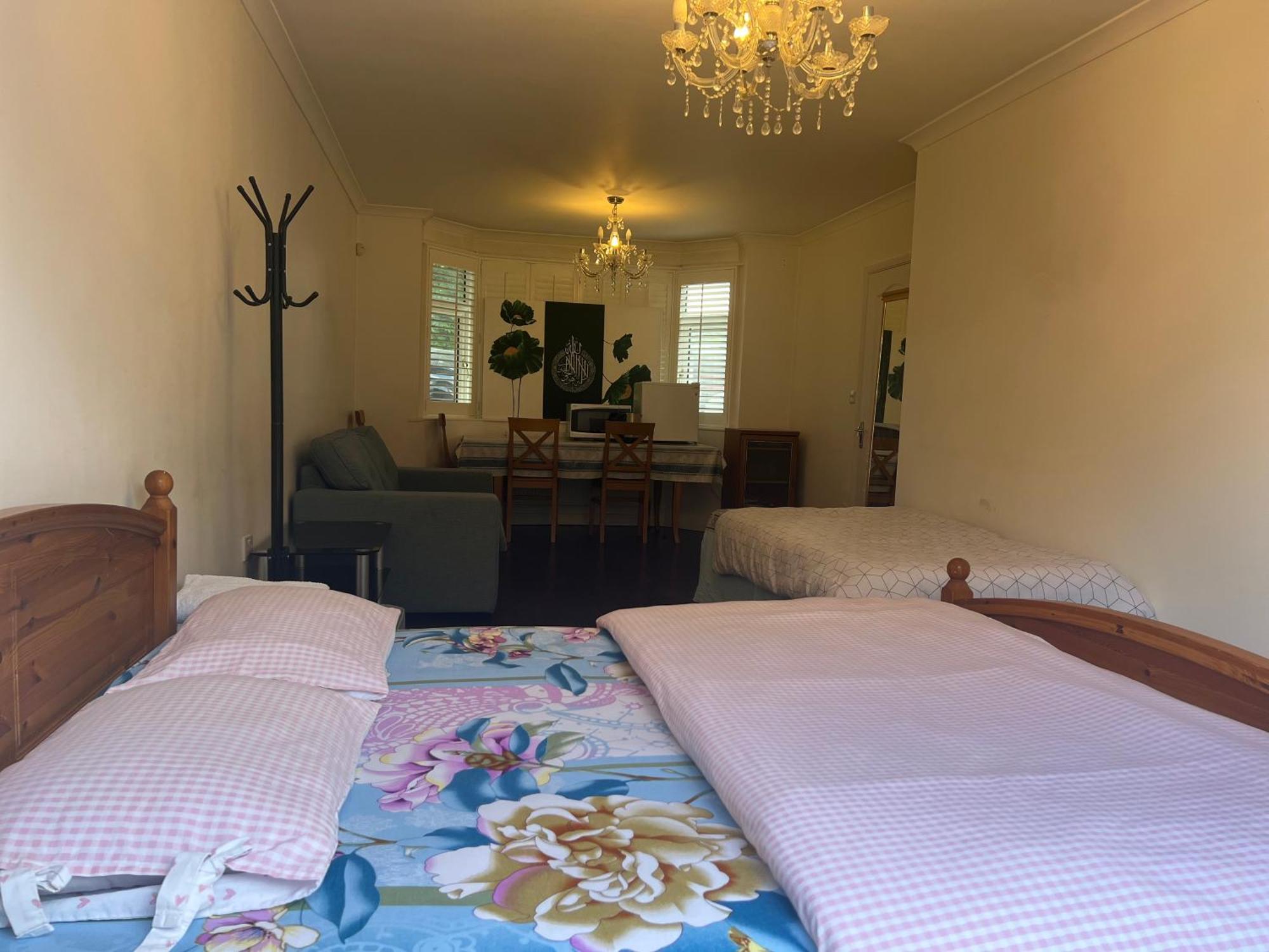 Place For 3-people In Luton-s, Micro-oven, Fridge , Free-parking Guest house